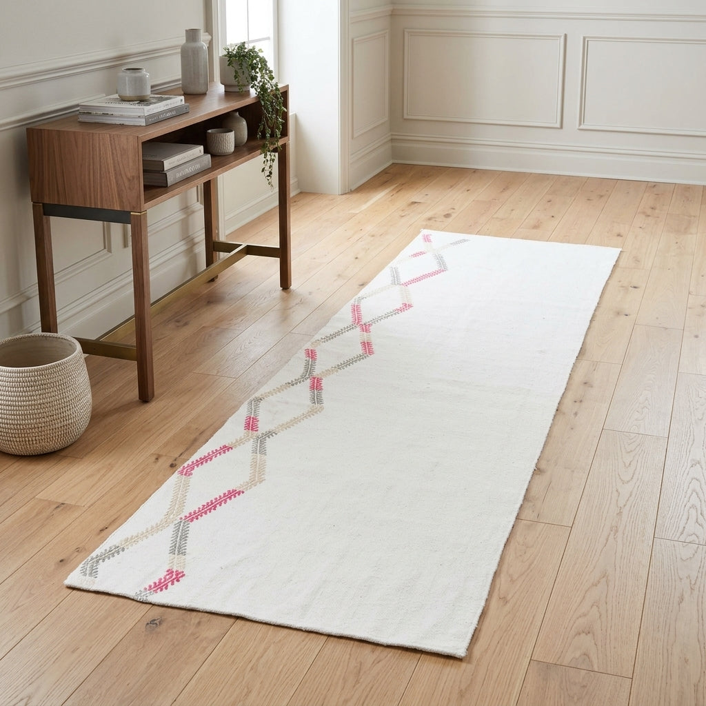 Solid pattern on the Yagmursever vintage kilim runner rug – handwoven flatweave in Anatolia, Turkey