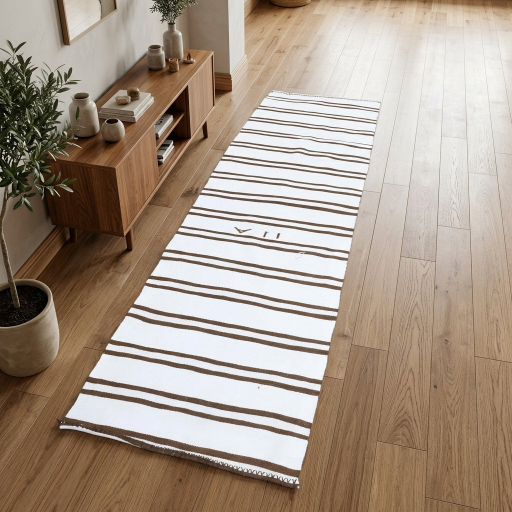 Striped pattern on the Vefasad vintage kilim runner rug – handwoven flatweave in Anatolia, Turkey
