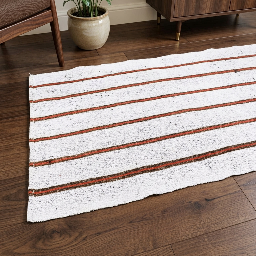 Striped pattern on the Vecdara vintage kilim runner rug – handwoven flatweave in Anatolia, Turkey