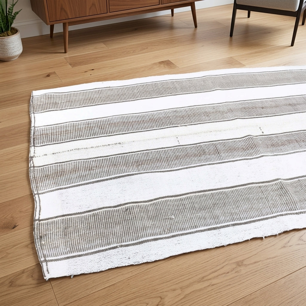 Pattern on the Umayaz vintage kilim runner rug – handwoven flatweave in Anatolia, Turkey