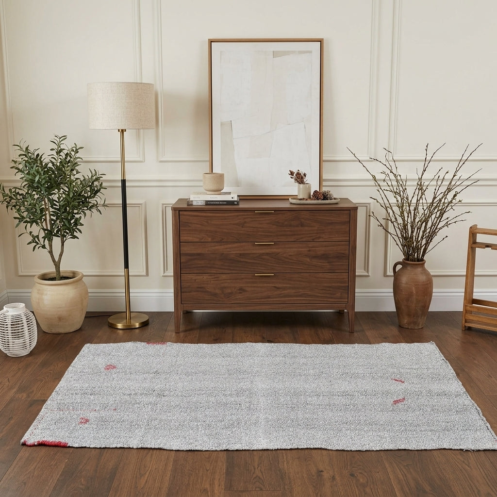 Solid pattern on the Tubapezir vintage kilim runner rug – handwoven flatweave in Anatolia, Turkey