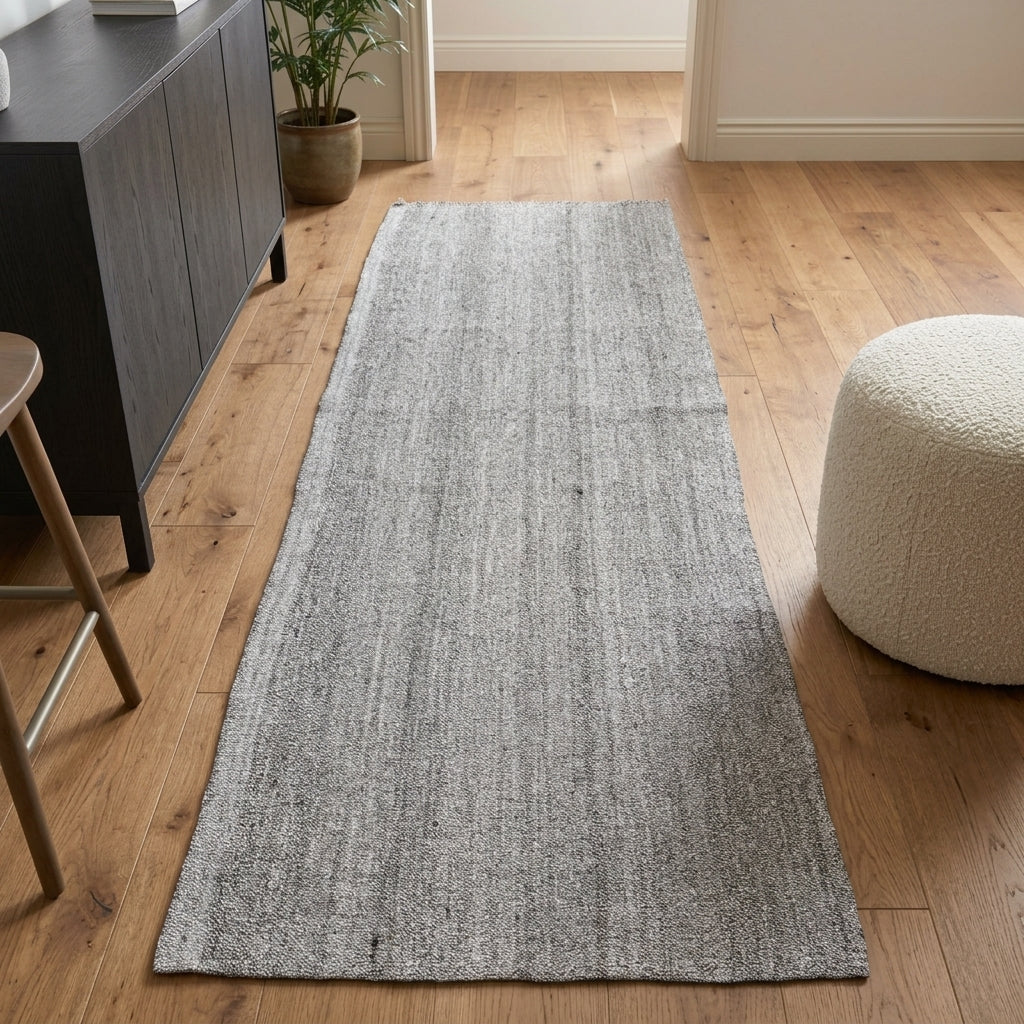 Solid pattern on the Tubahayat vintage kilim runner rug – handwoven flatweave in Anatolia, Turkey