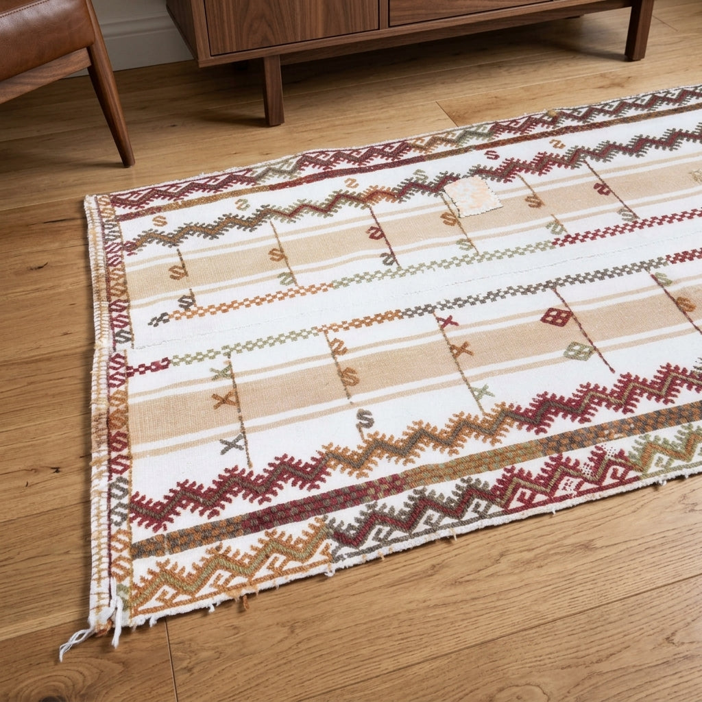 Ikat pattern on the Timothalia vintage kilim runner rug – handwoven flatweave in Anatolia, Turkey