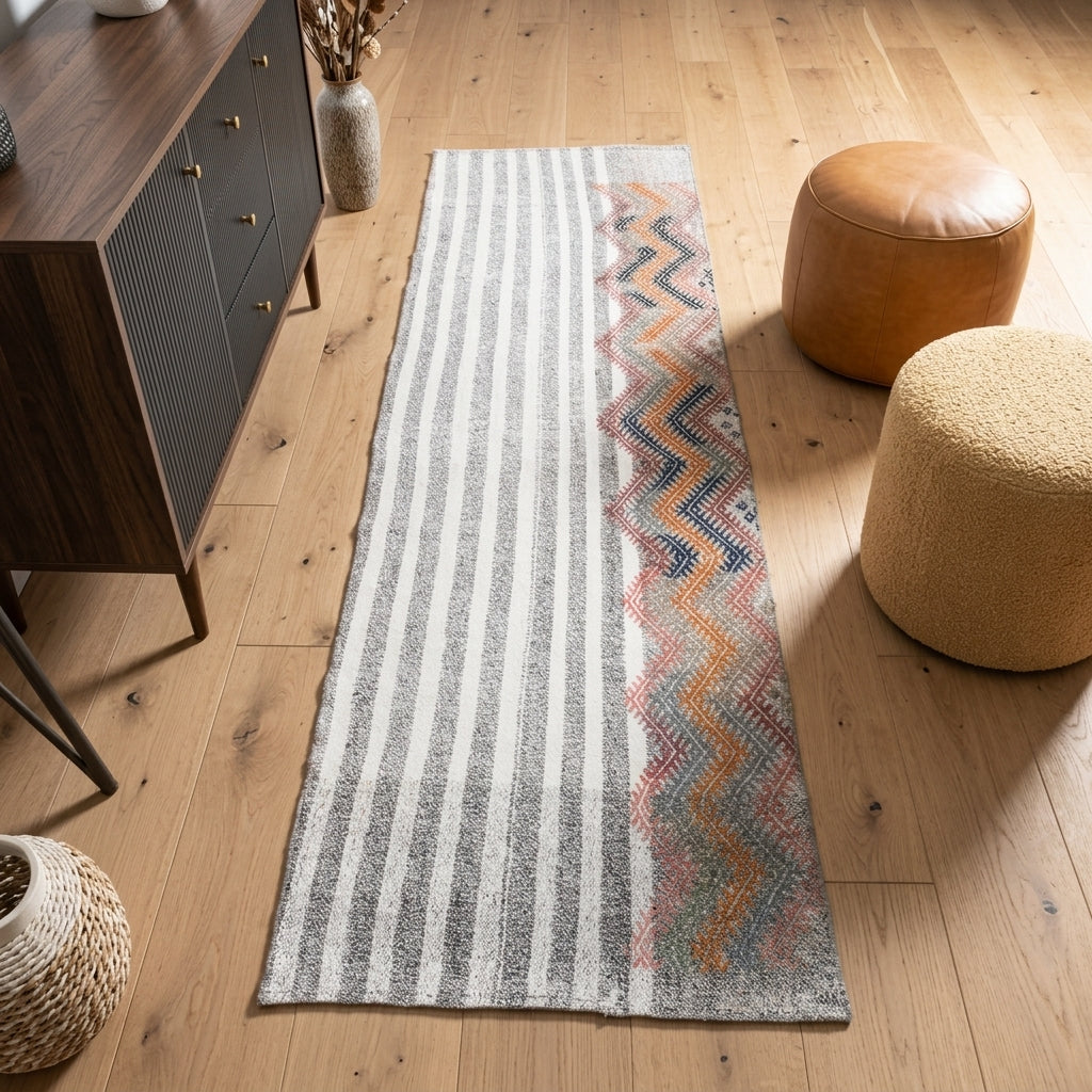 Striped pattern on the Takuhi vintage kilim runner rug – handwoven flatweave in Anatolia, Turkey