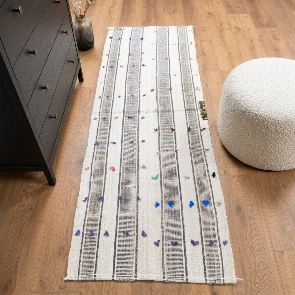 Pattern on the Sumbulnaz vintage kilim runner rug – handwoven flatweave in Anatolia, Turkey