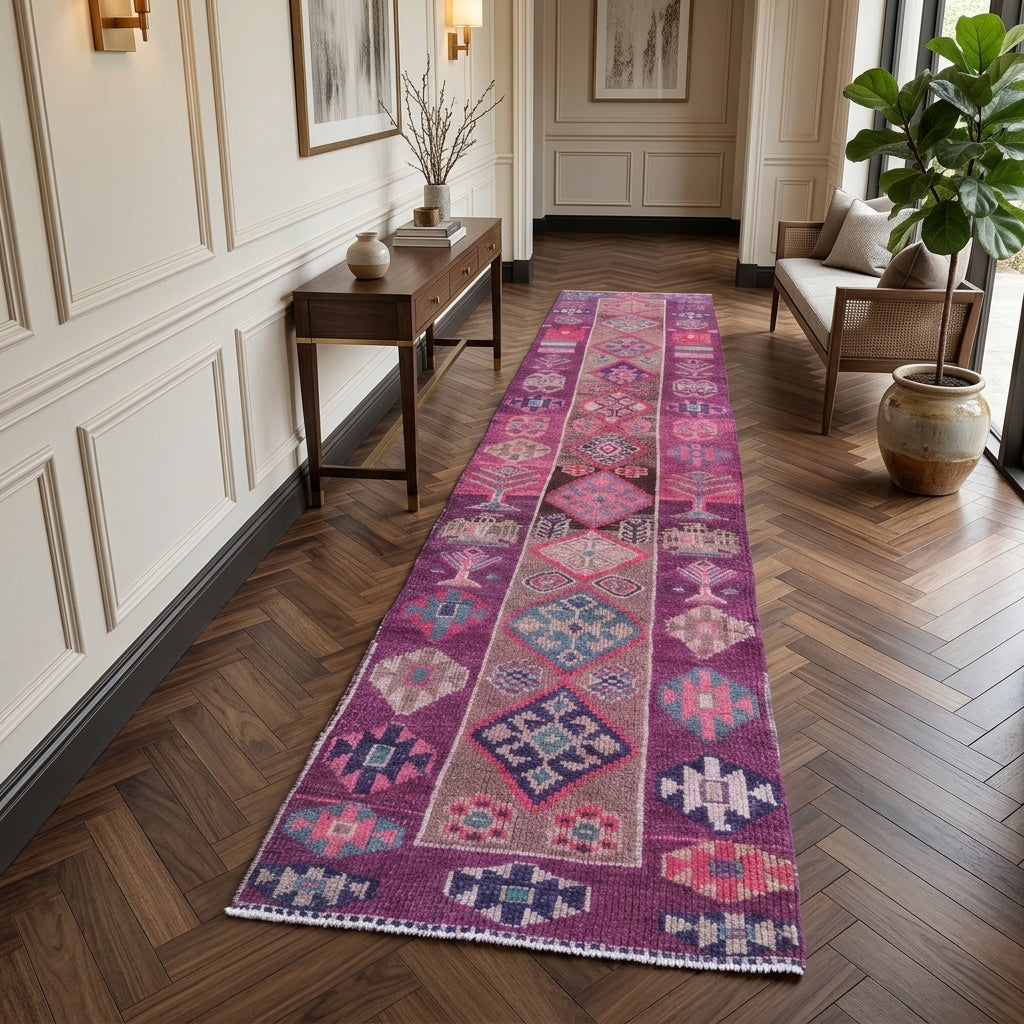 Oriental pattern on the Stenopetra vintage runner rug – handmade in Anatolia, Turkey