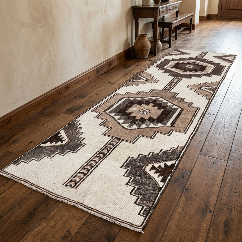 Geometric pattern on the Simperver vintage runner rug – handmade in Anatolia, Turkey