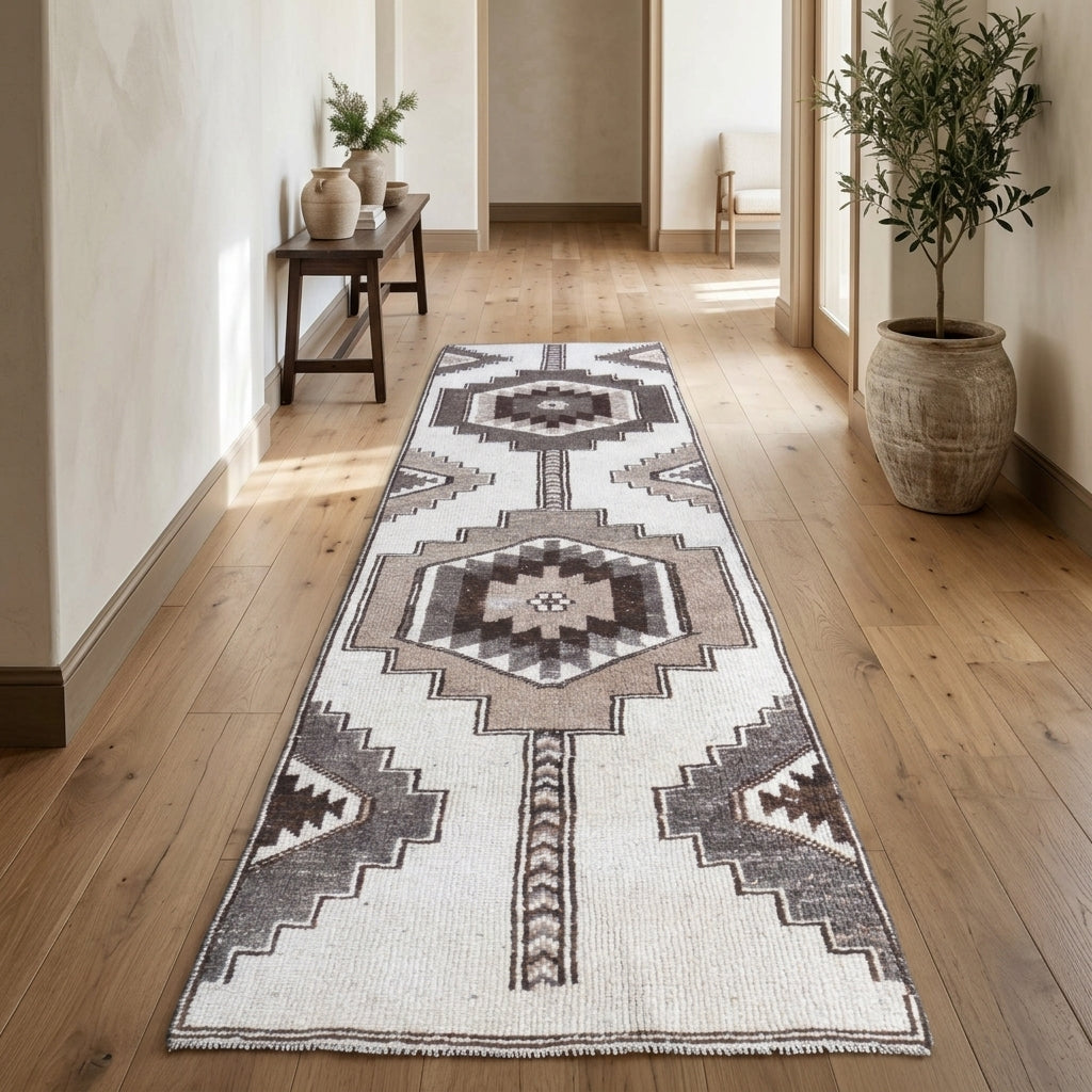 Geometric pattern on the Simperver vintage runner rug – handmade in Anatolia, Turkey