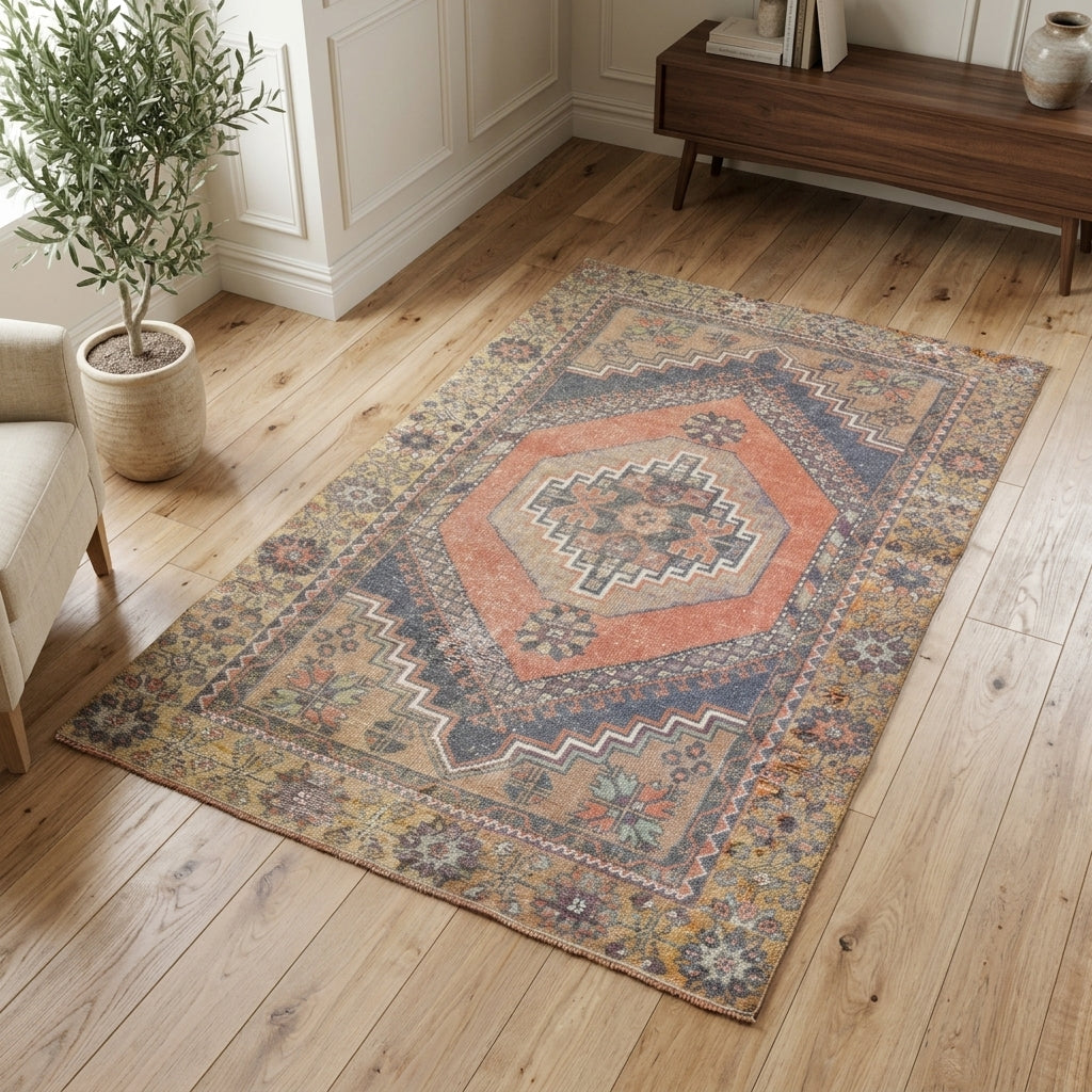 Oriental pattern on the Cerenbike vintage area rug – handmade in Anatolia, Turkey