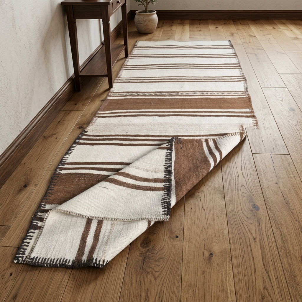 Striped pattern on the Siderophyllis vintage kilim runner rug – handwoven flatweave in Anatolia, Turkey
