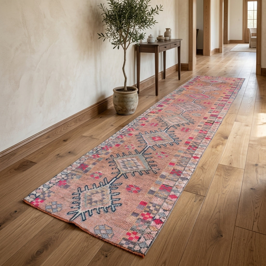 Oriental pattern on the Sevdapare vintage runner rug – handmade in Anatolia, Turkey