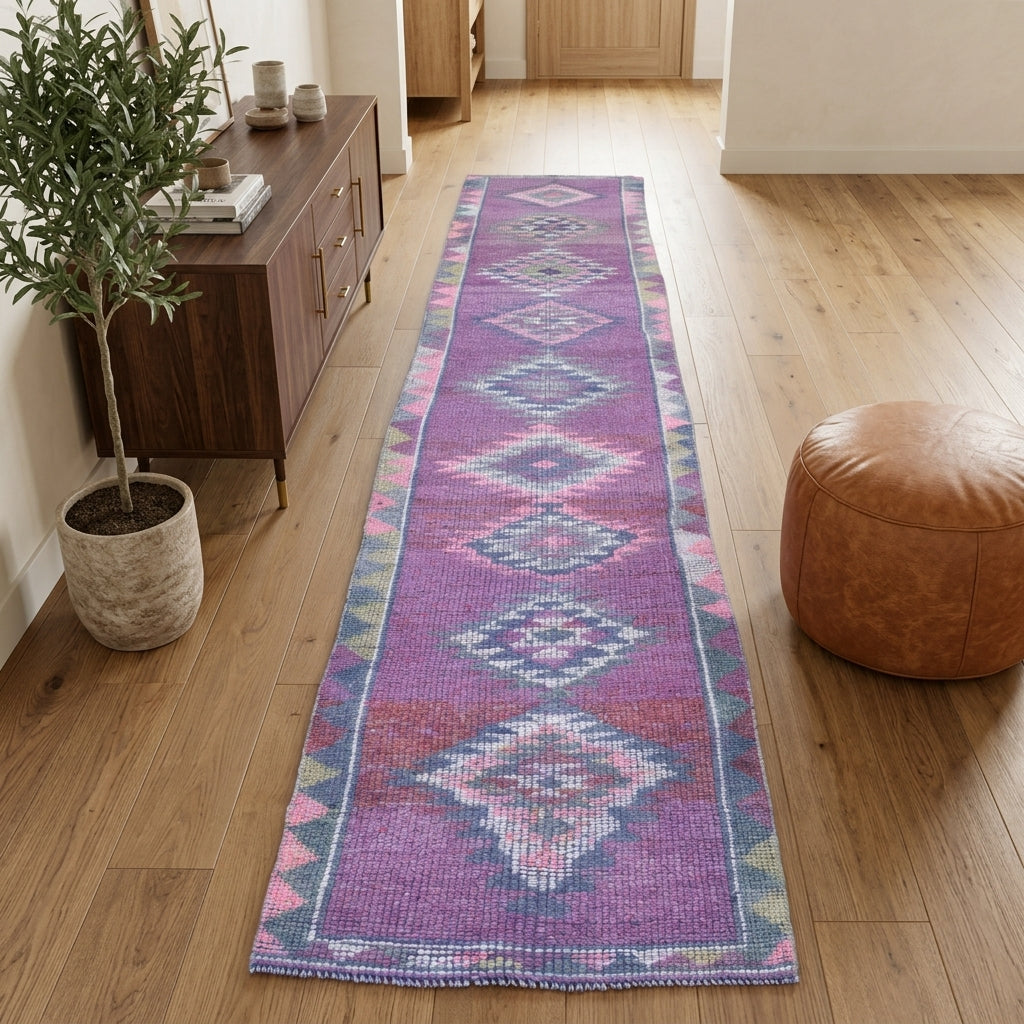 Geometric pattern on the Sabahtac vintage runner rug – handmade in Anatolia, Turkey