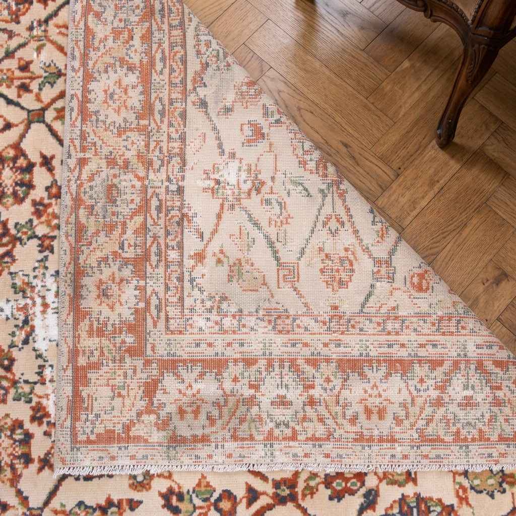 Floral pattern on the Canbike vintage area rug – handmade in Anatolia, Turkey