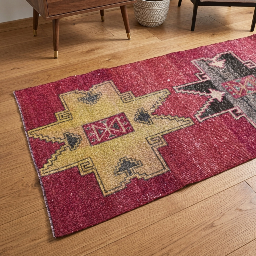 Geometric pattern on the Rezzansu vintage runner rug – handmade in Anatolia, Turkey