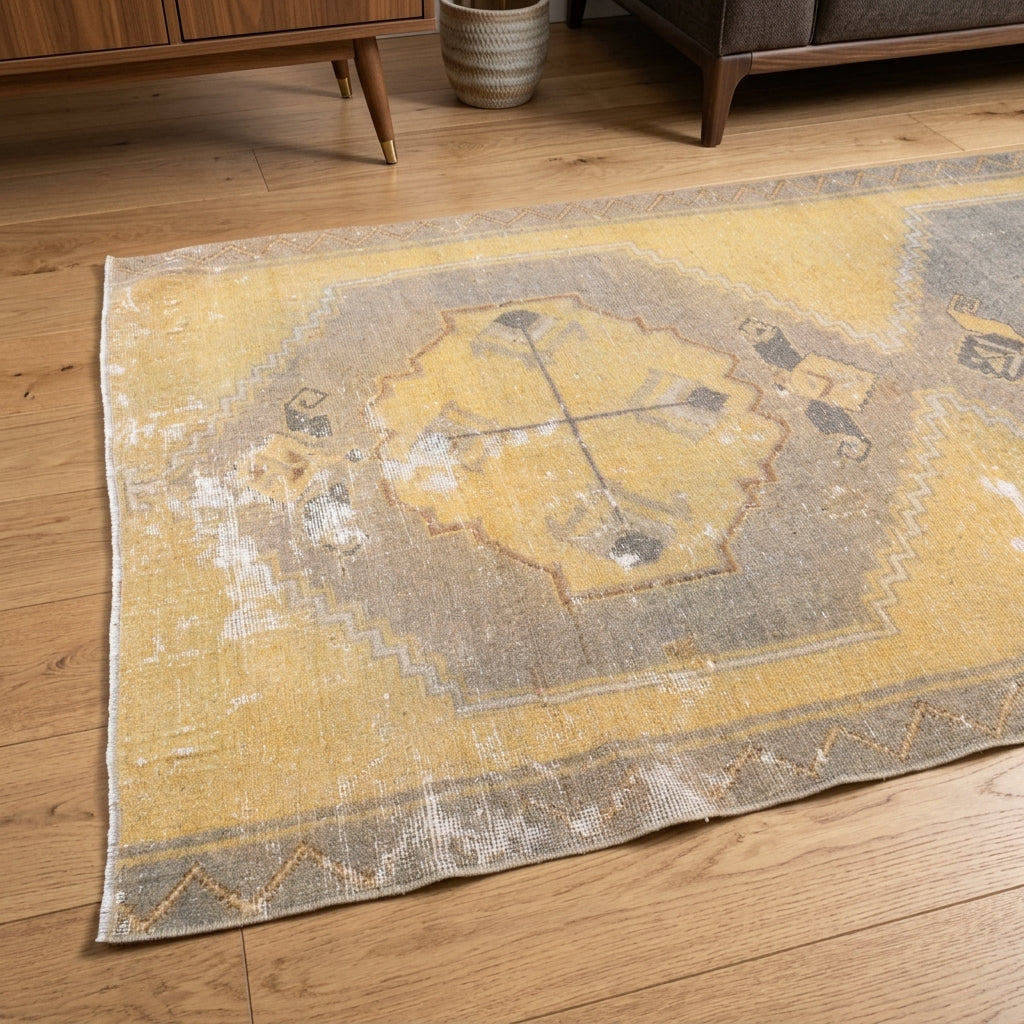 Oriental pattern on the Renginumut vintage runner rug – handmade in Anatolia, Turkey