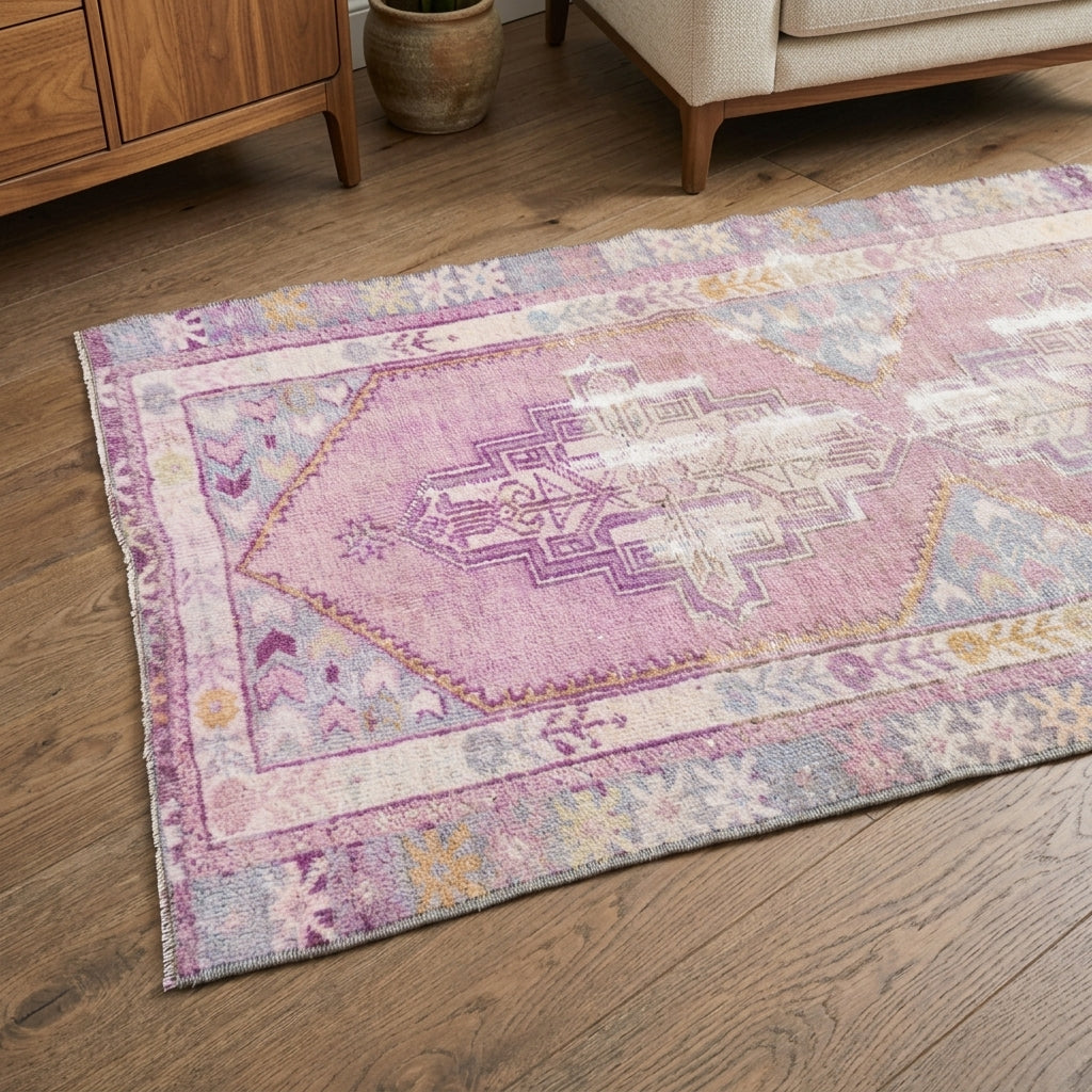 Oriental pattern on the Renginbahar vintage runner rug – handmade in Anatolia, Turkey