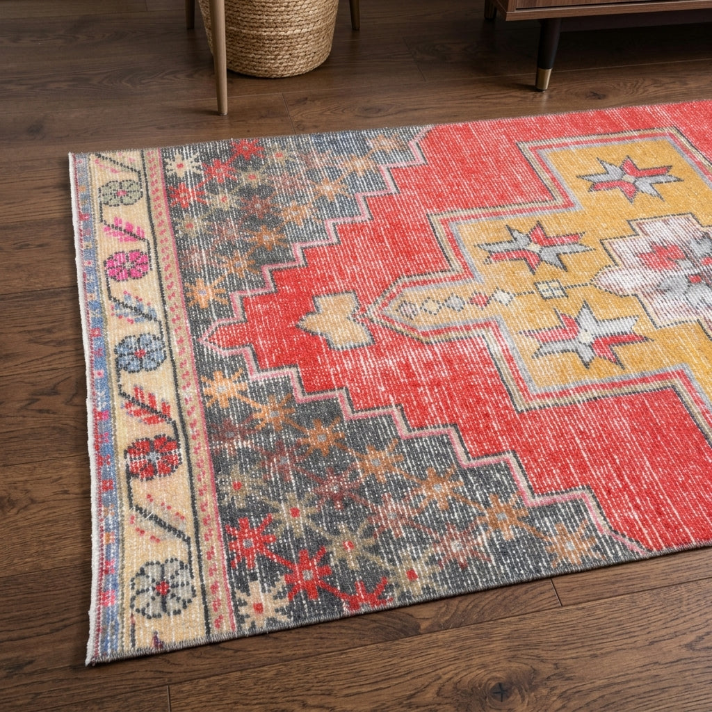 Oriental pattern on the Porphyrotima vintage runner rug – handmade in Anatolia, Turkey