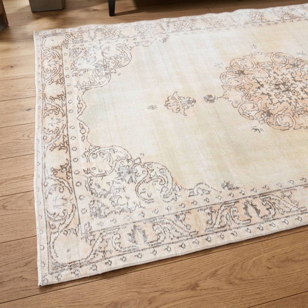 Oriental pattern on the Busebike antique washed vintage area rug – handmade in Anatolia, Turkey