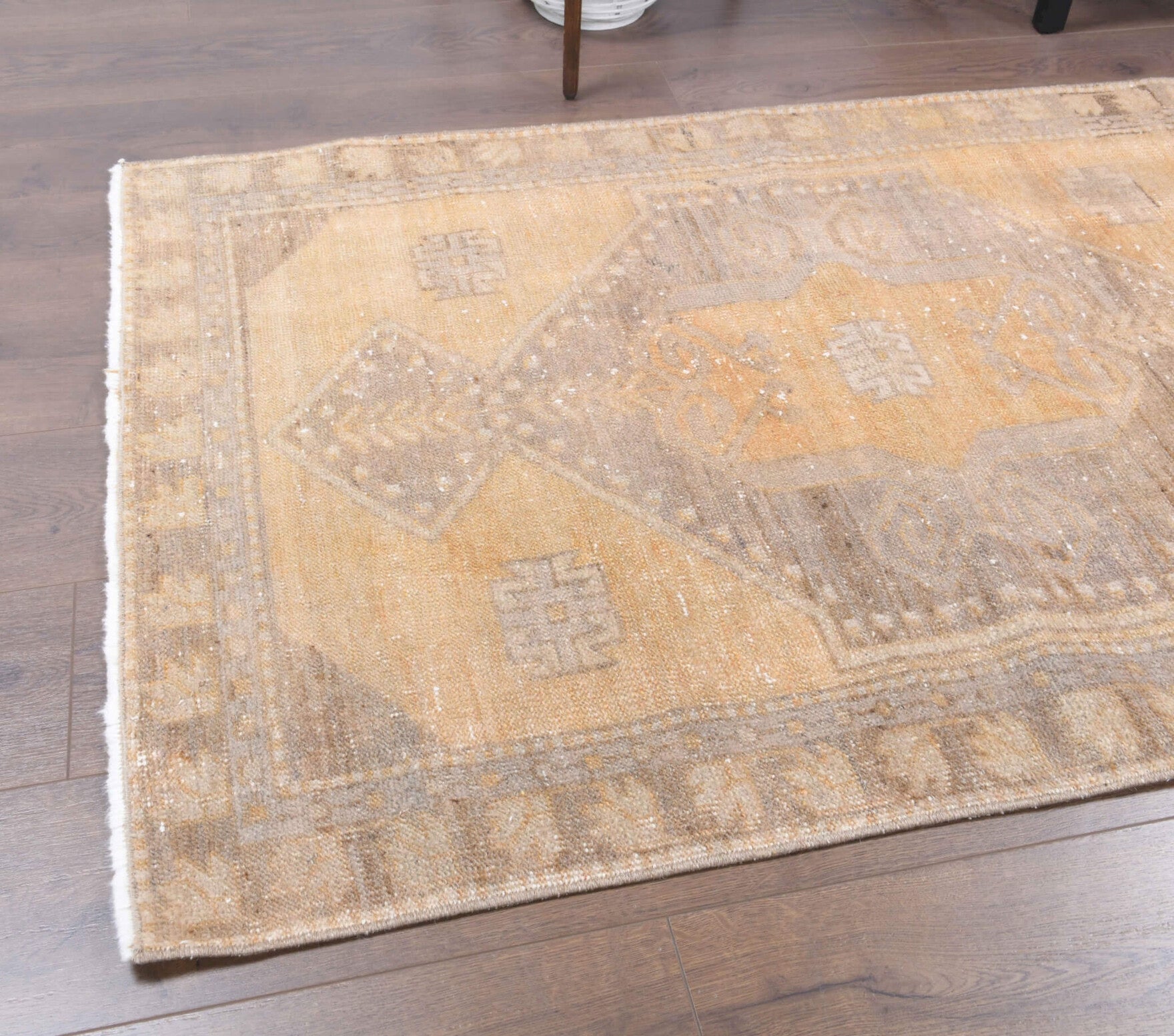 Oriental pattern on the Pinargul vintage runner rug – handmade in Anatolia, Turkey