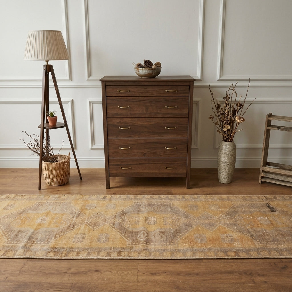 Oriental pattern on the Pinargul vintage runner rug – handmade in Anatolia, Turkey