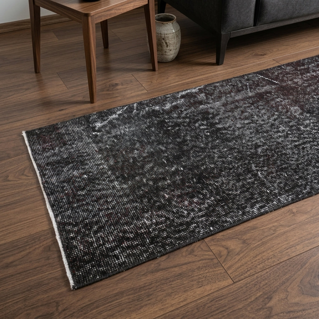 Solid pattern on the Phemenesia vintage runner rug – handmade in Anatolia, Turkey