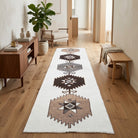 Oriental pattern on the Phaenophone vintage runner rug – handmade in Anatolia, Turkey
