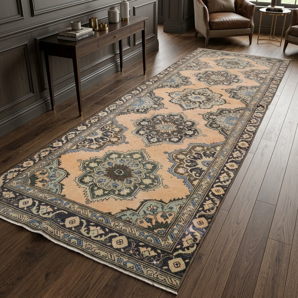 Oriental pattern on the Peripeyker vintage runner rug – handmade in Anatolia, Turkey