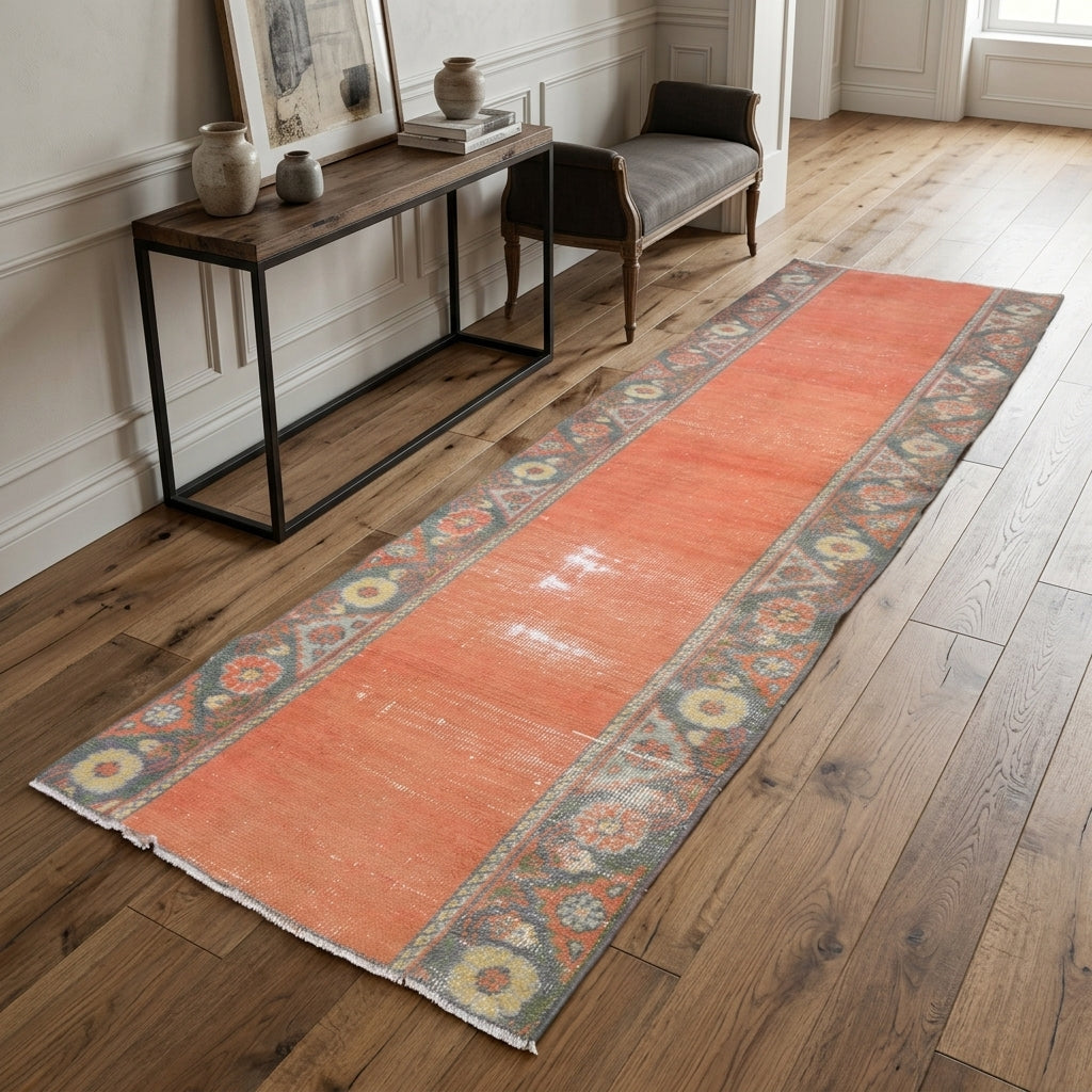 Bordered pattern on the Perestunaz vintage runner rug – handmade in Anatolia, Turkey