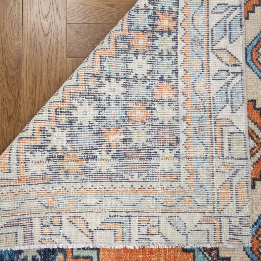 Oriental pattern on the Pembepare vintage area rug – handmade in Anatolia, Turkey