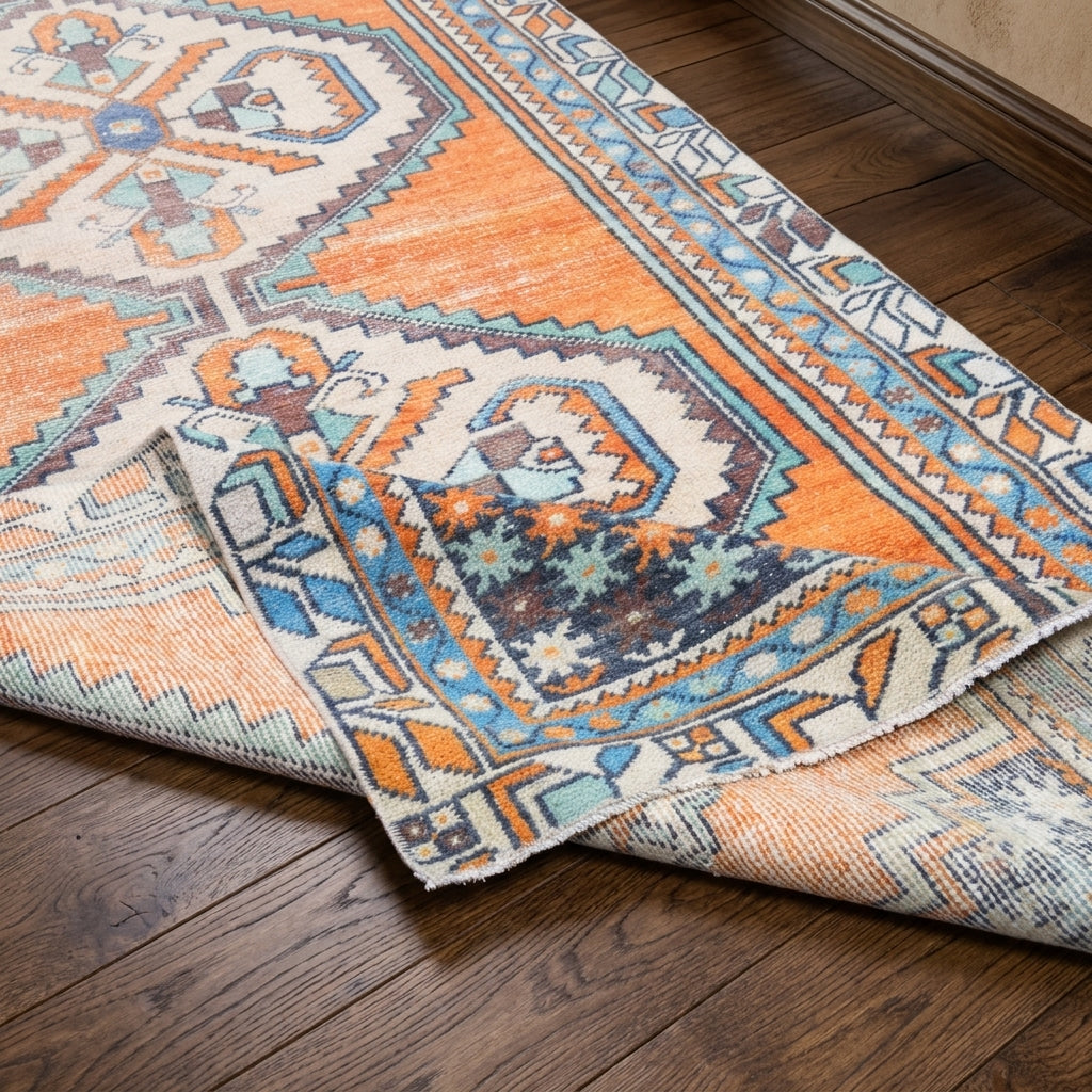 Oriental pattern on the Pembepare vintage area rug – handmade in Anatolia, Turkey