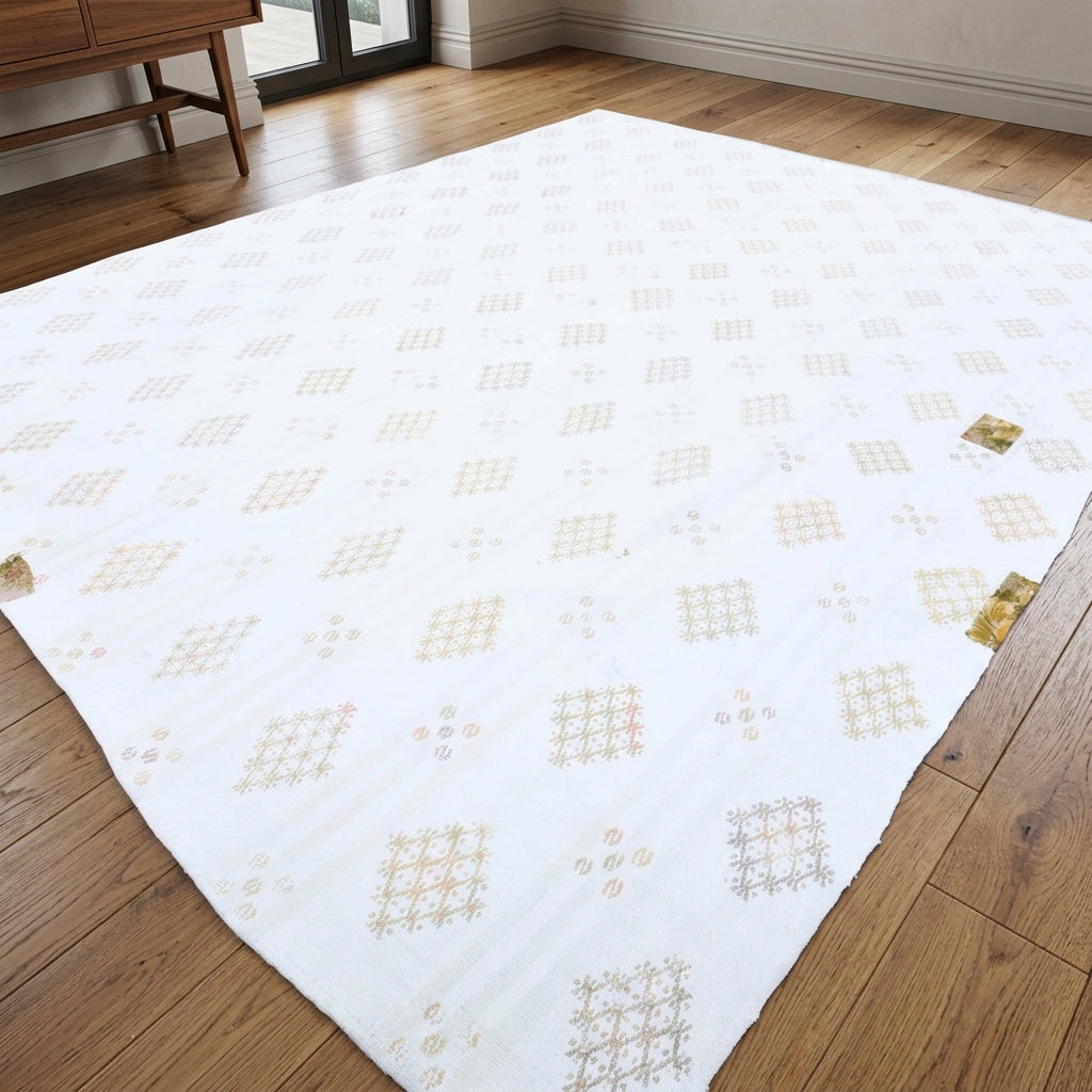 Ikat pattern on the Sevdaumut vintage kilim rug – handwoven flatweave in Anatolia, Turkey