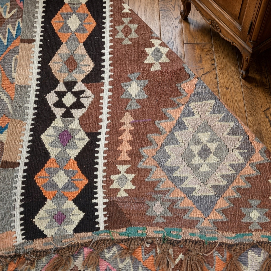 Geometric pattern on the Pembenihal vintage kilim runner rug – handwoven flatweave in Anatolia, Turkey