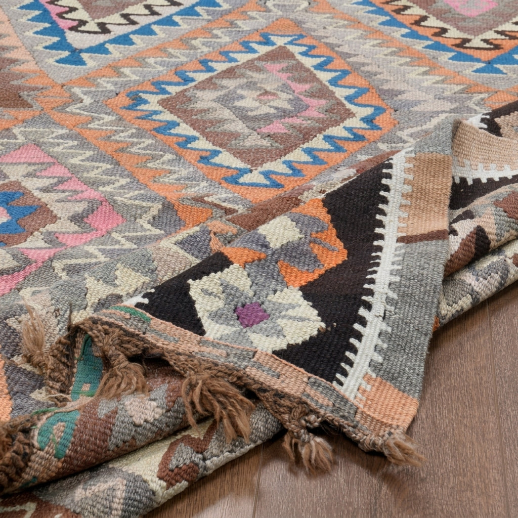 Geometric pattern on the Pembenihal vintage kilim runner rug – handwoven flatweave in Anatolia, Turkey