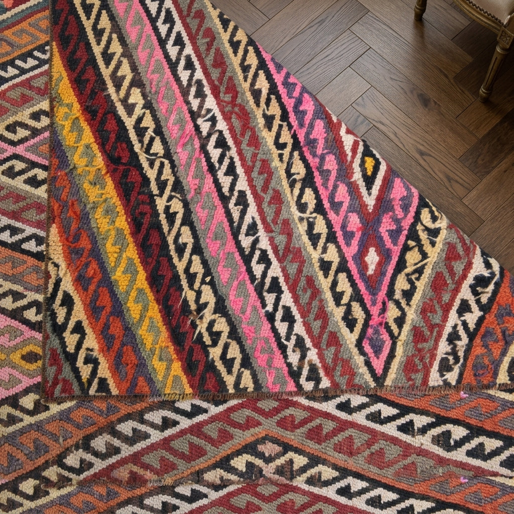 Pattern on the Pembeisik vintage kilim runner rug – handwoven flatweave in Anatolia, Turkey