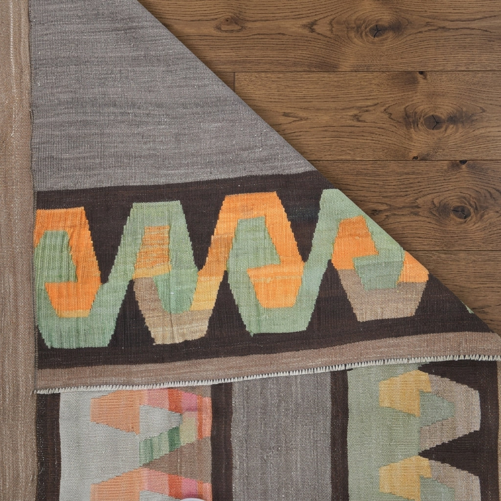 Pattern on the Pelagothea vintage kilim runner rug – handwoven flatweave in Anatolia, Turkey