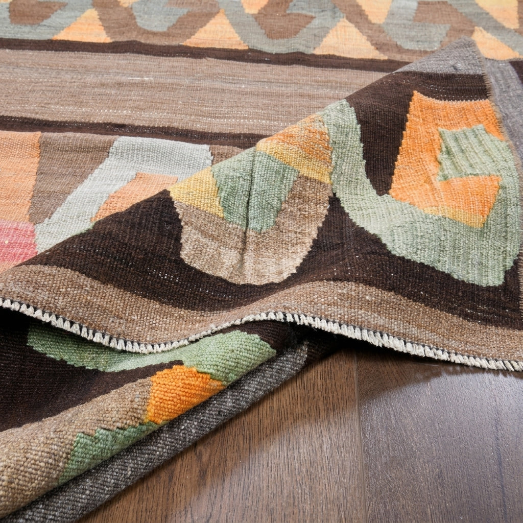Pattern on the Pelagothea vintage kilim runner rug – handwoven flatweave in Anatolia, Turkey