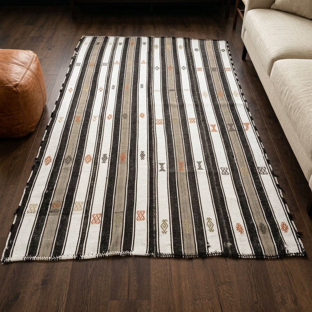 Striped pattern on the Eleuthegena vintage kilim rug – handwoven flatweave in Anatolia, Turkey