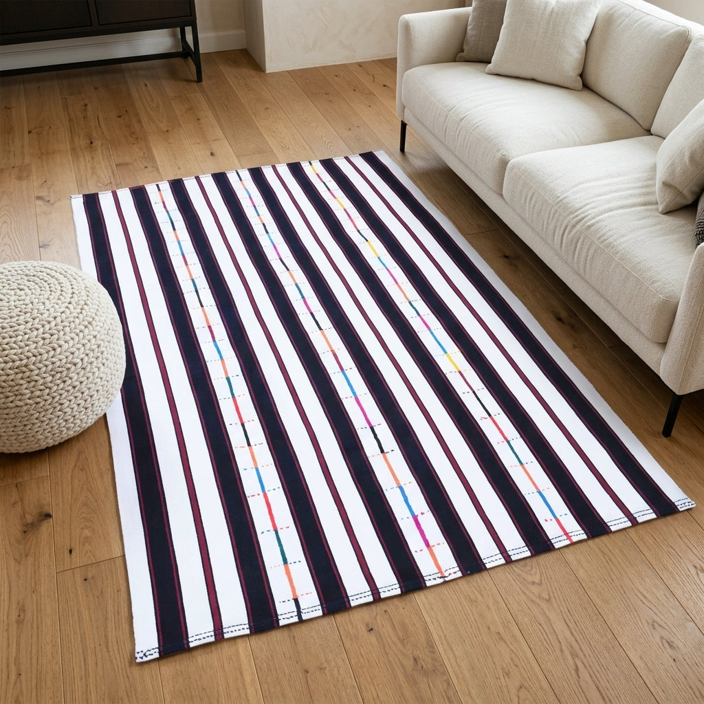Striped pattern on the Behice vintage kilim rug – handwoven flatweave in Anatolia, Turkey