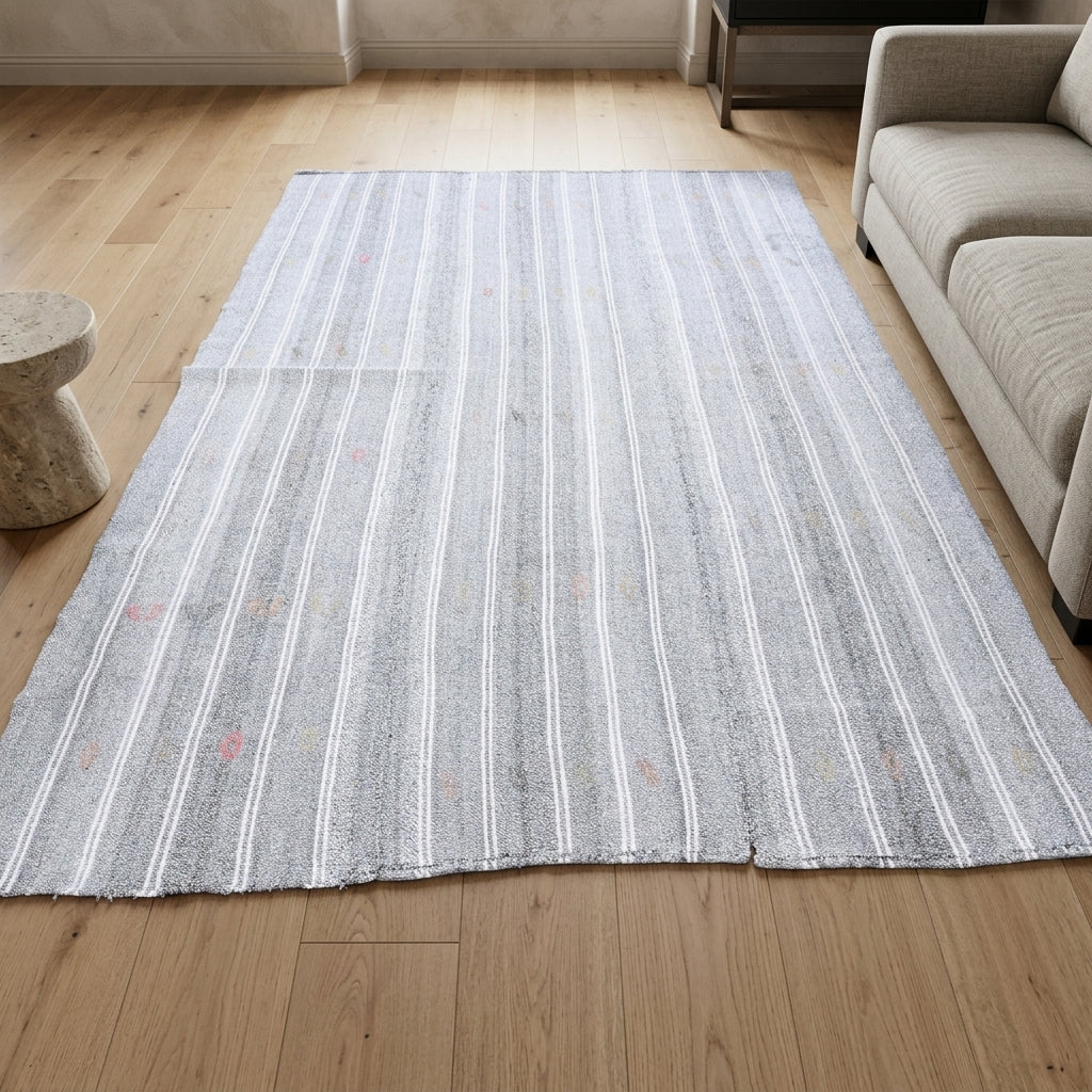Pattern on the Eirenelyra vintage kilim rug – handwoven flatweave in Anatolia, Turkey