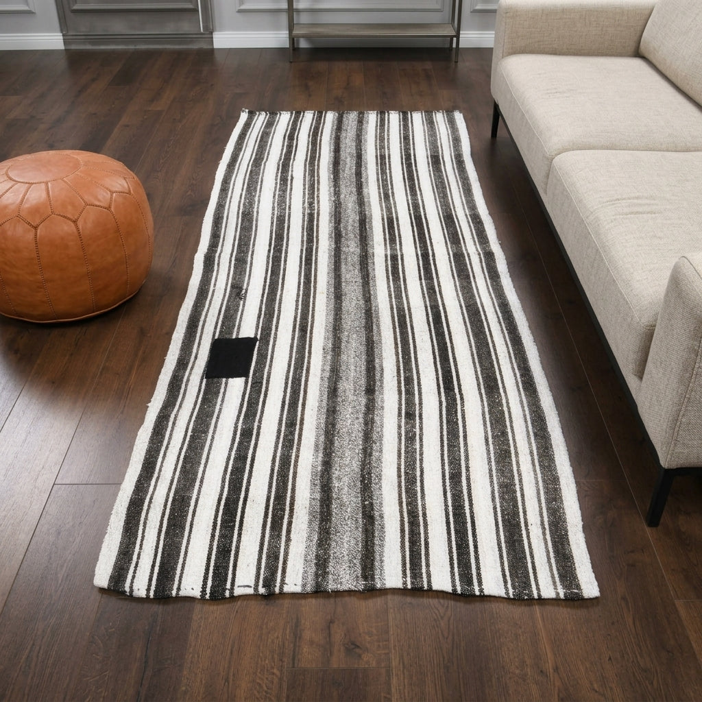 Striped pattern on the Aysenur vintage kilim rug – handwoven flatweave in Anatolia, Turkey