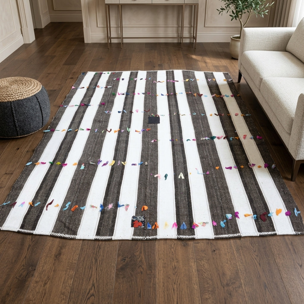 Striped pattern on the Aymelek vintage kilim rug – handwoven flatweave in Anatolia, Turkey