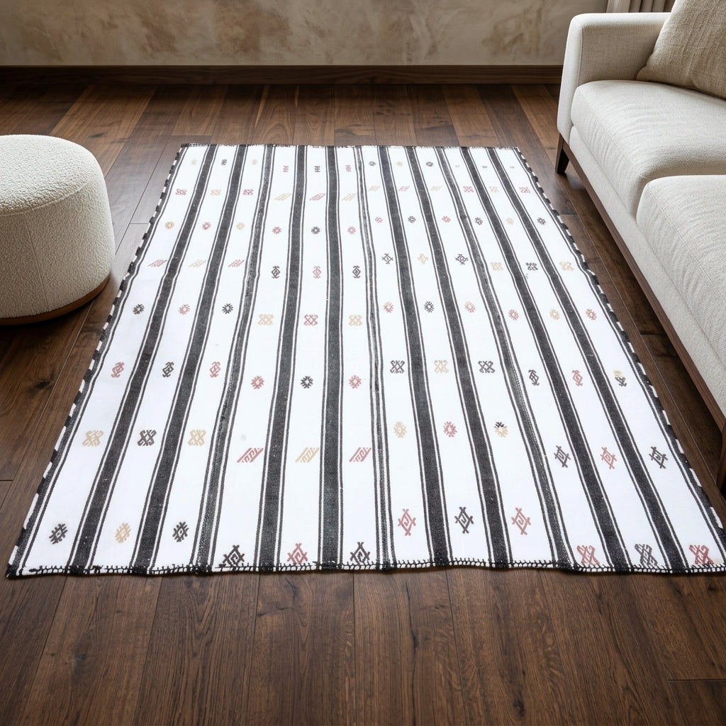 Striped pattern on the Ayder vintage kilim rug – handwoven flatweave in Anatolia, Turkey