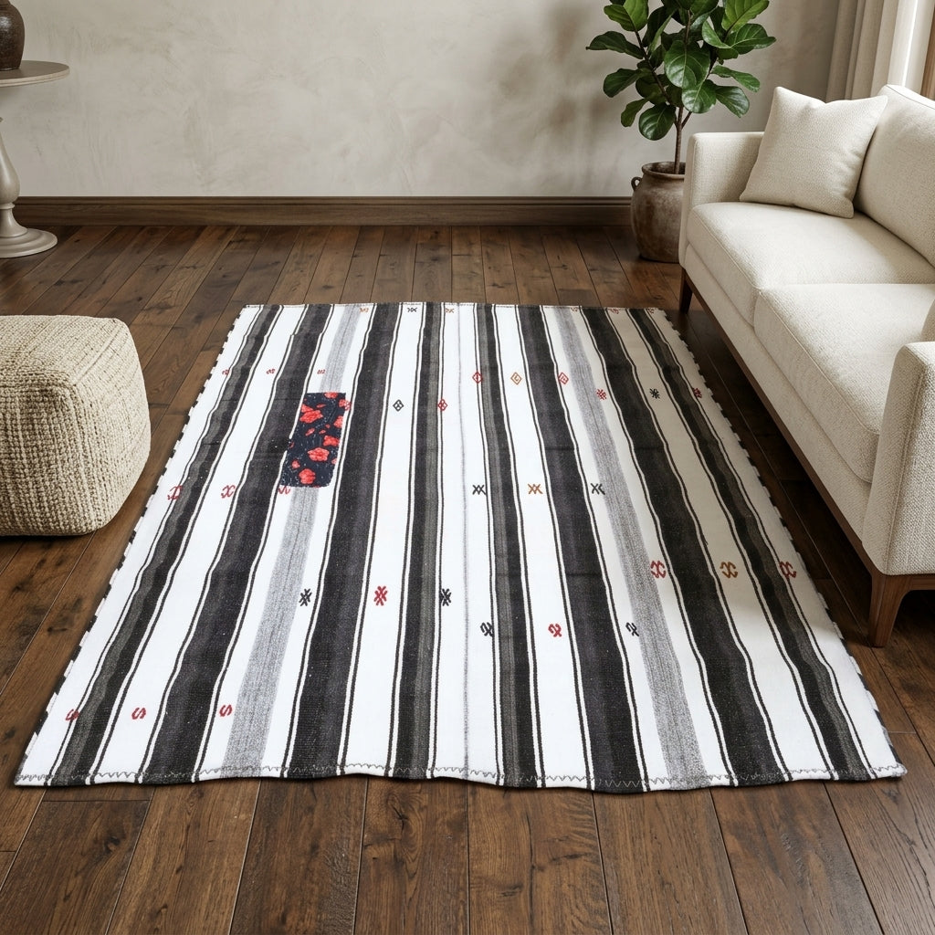 Striped pattern on the Ecedeniz vintage kilim rug – handwoven flatweave in Anatolia, Turkey