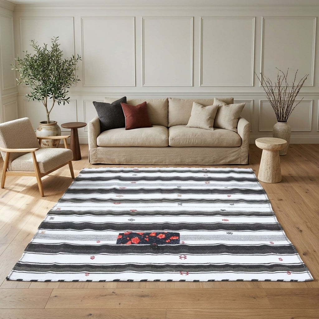 Striped pattern on the Ecedeniz vintage kilim rug – handwoven flatweave in Anatolia, Turkey