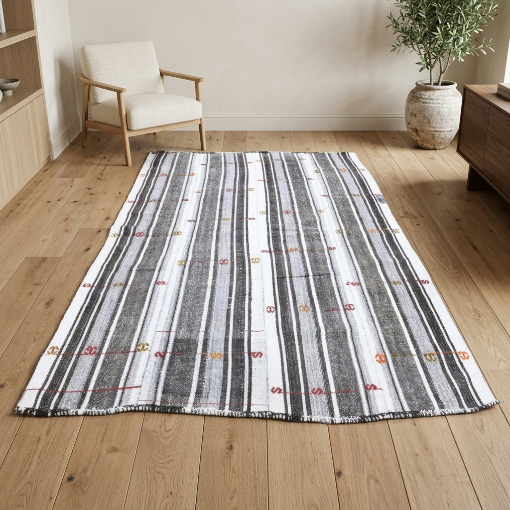 Striped pattern on the Serinter vintage kilim rug – handwoven flatweave in Anatolia, Turkey