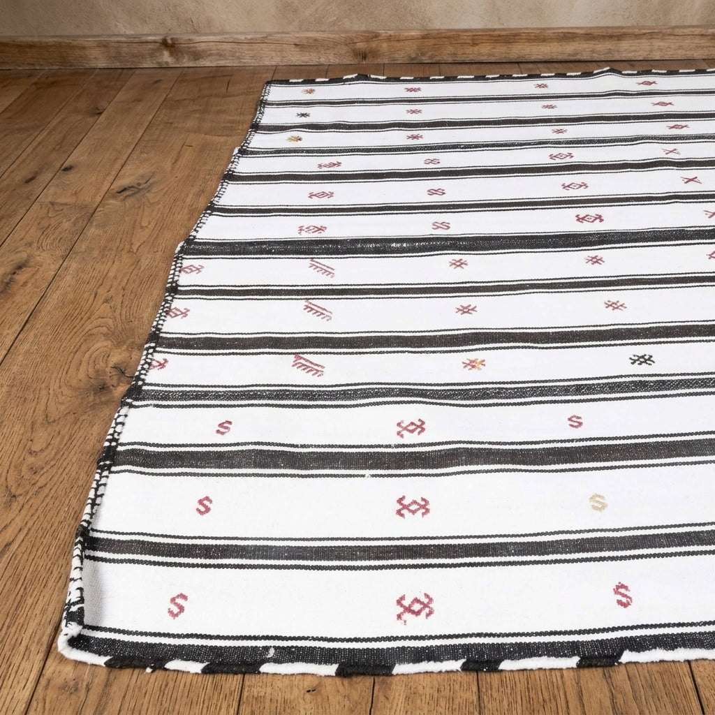 Striped pattern on the Aybukenaz vintage kilim rug – handwoven flatweave in Anatolia, Turkey