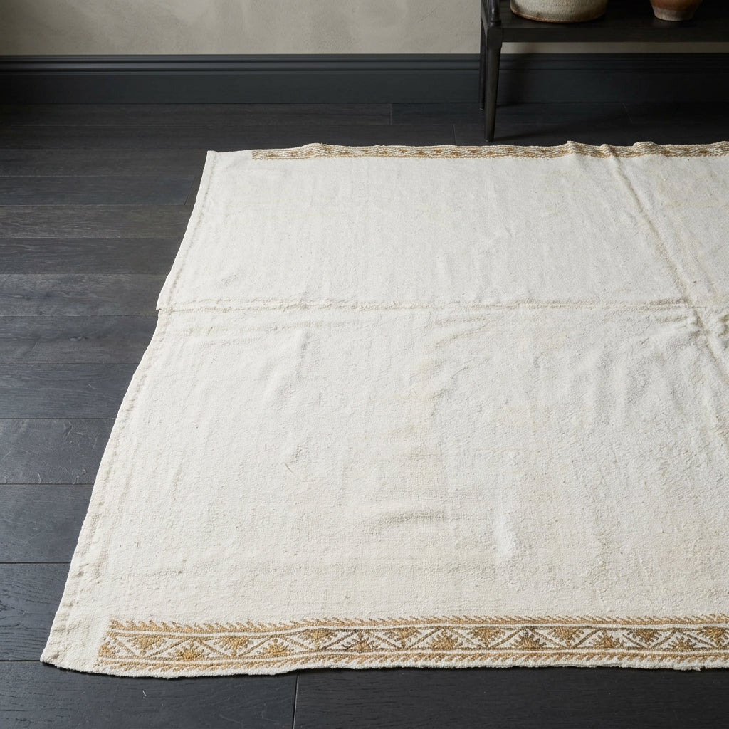 Solid pattern on the Astrarhoe vintage kilim rug – handwoven flatweave in Anatolia, Turkey