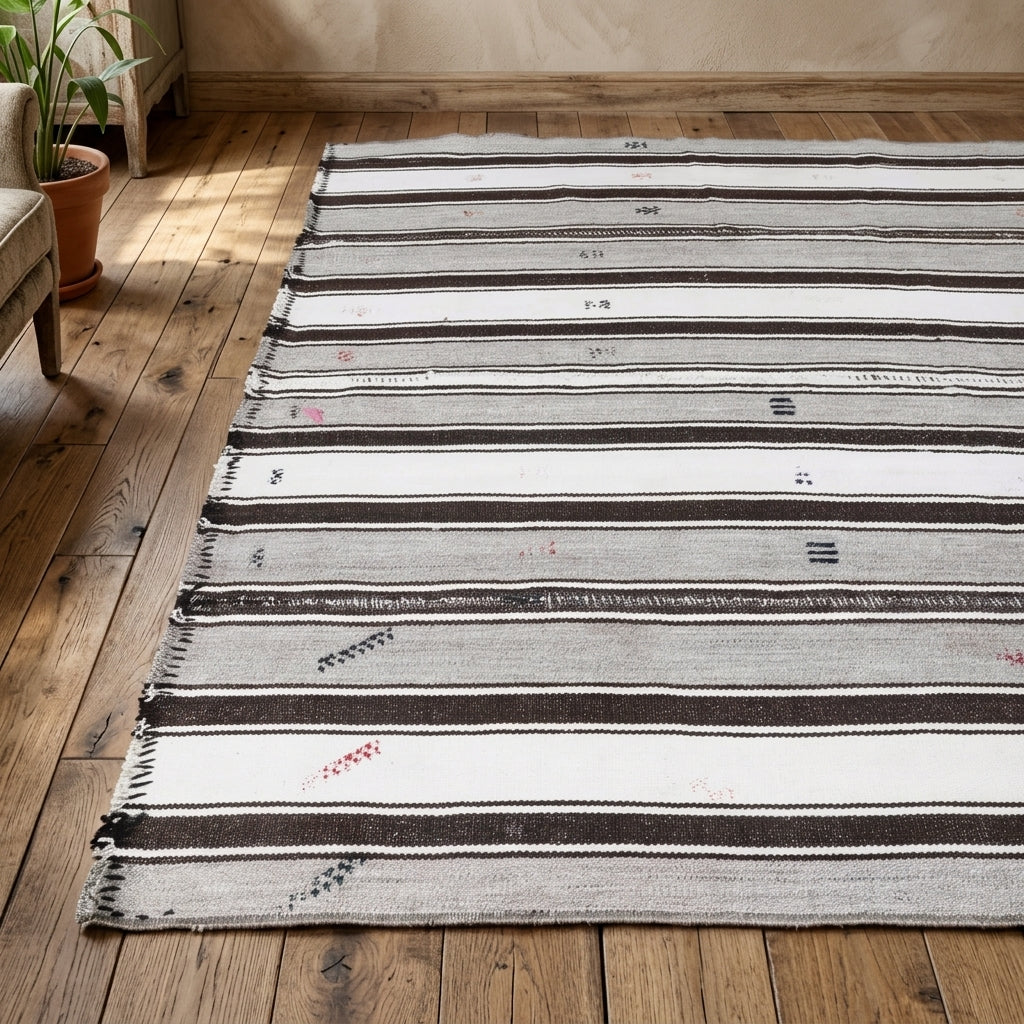 Striped pattern on the Asterophone vintage kilim rug – handwoven flatweave in Anatolia, Turkey