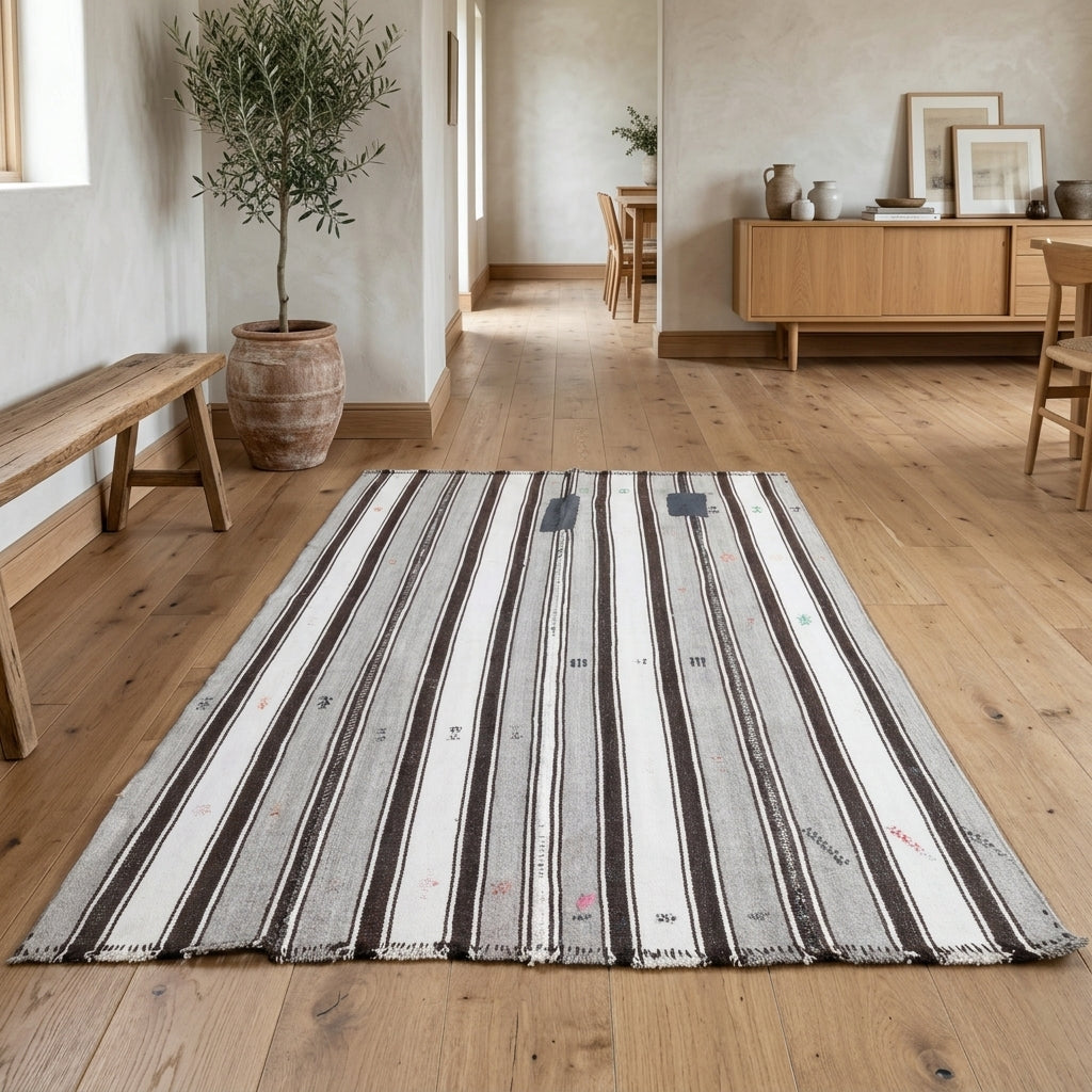 Striped pattern on the Asterophone vintage kilim rug – handwoven flatweave in Anatolia, Turkey