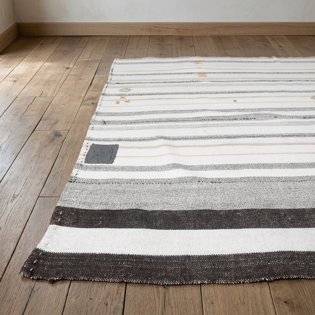 Striped pattern on the Seringonca vintage kilim rug – handwoven flatweave in Anatolia, Turkey